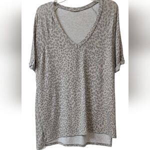🥳 3/$30 Jodifl Leopard Print V-neck T-shirt Size M